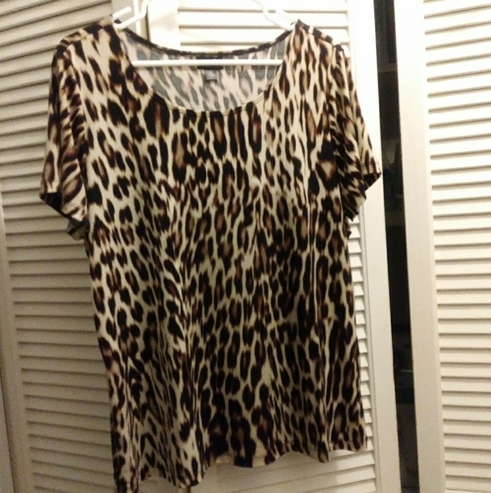 Short sleeved leopard top